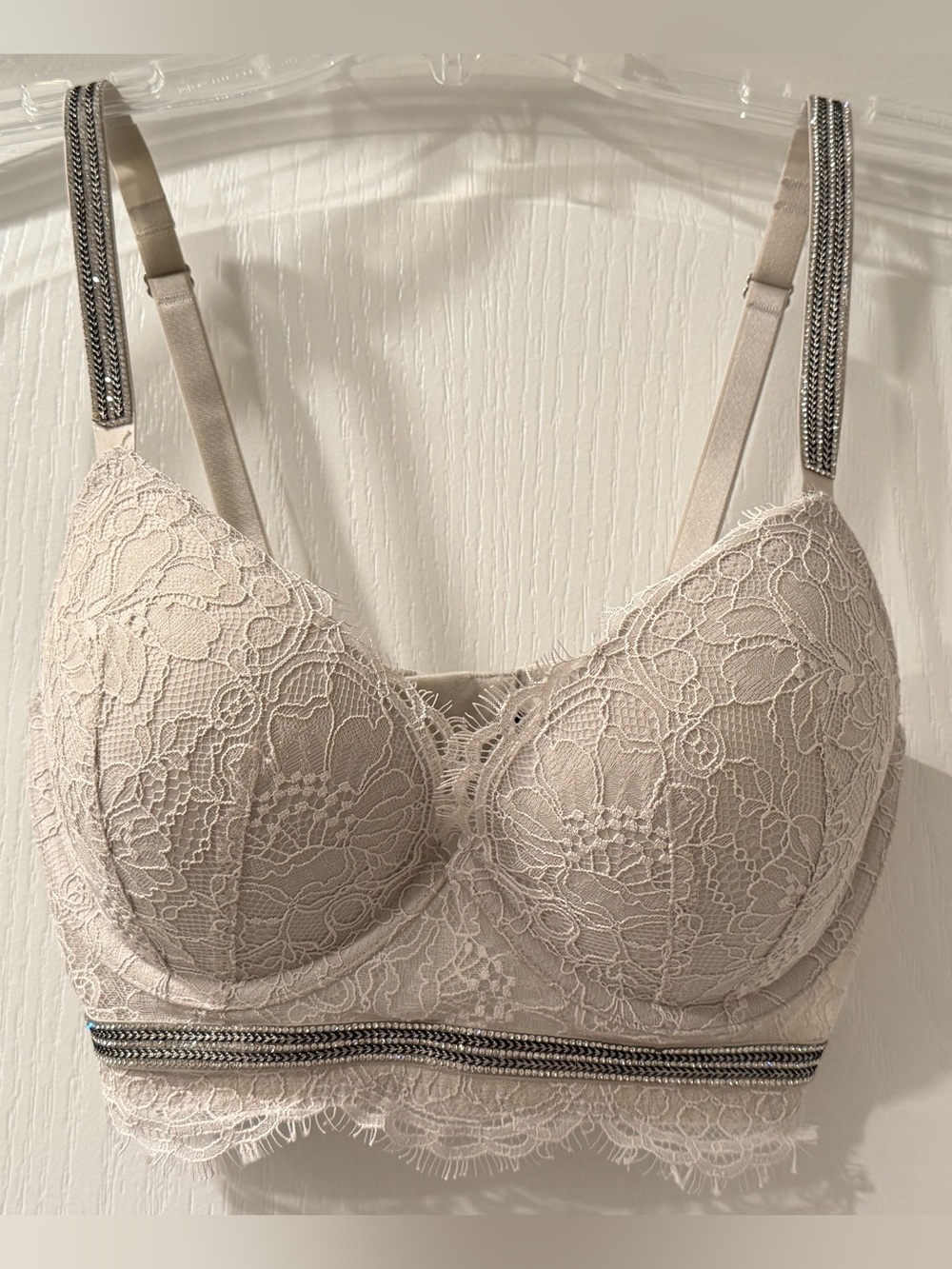 Like New! Victoria’s Secret - Lace Bra in Light Beige — Women’s Intimates - 32DD